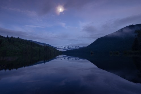 Sentados frente al fuego miramos el Lava Lake mientras las voces de los nativos Nisga´a se elevaban desde el bosque.