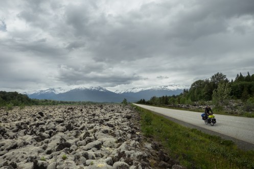 El paisaje se torna por completo, y es que atravesamos los restos de lava que en los años 70´hizo explosión en estos valles.