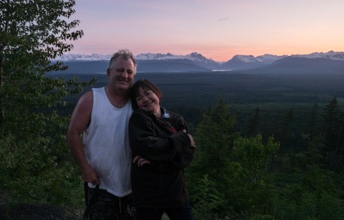 Ron y Emilie quieren enseñarnos el valle desde lo alto antes del atardecer. Por ahí abajo venimos pedaleando!