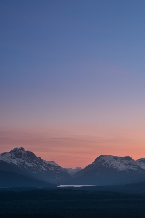 Ese valle que surca las montañas tras el lago lleva directamente a la frontera de Alaska... pero aun no es el momento de cruzarla, debemos de explorar mucho todavía por estas tierras.