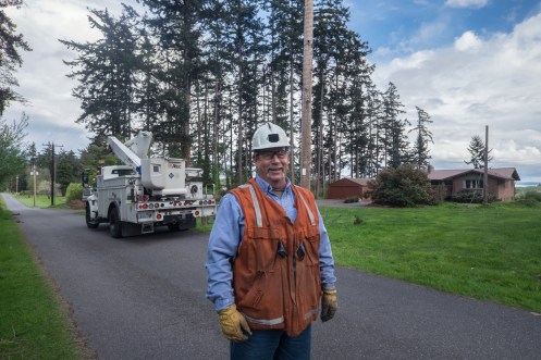 Gunnan trabaja en los tendidos electricos desde hace muchisimos años y me invita a acompañarlo para enseñarme como hace sonreir a la gente devolviéndoles la luz (palabras textuales de él)