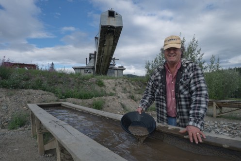 Sorprendentemente para mi aun hay muchas personas que viven de buscar oro en los ríos. En esta foto tan solo juegan a encontrarlo a modo de atracción turística.