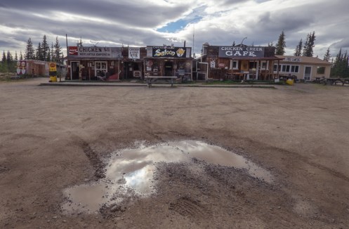 Chicken es una pequeña poblacion de antiguos mineros. No tienen ninguna tienda para comprar comida pero en su café nos invitan a un grandioso plato de jugosa carne a la brasa y pasteles! Thank you Curly!!