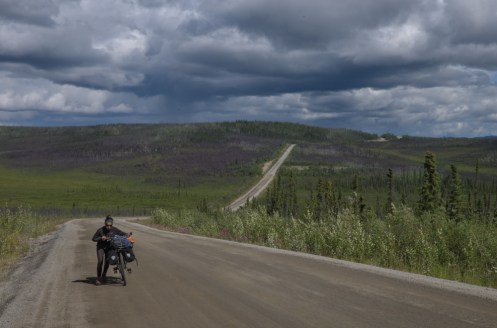 Bea está teniendo problemas con su rodilla y las cuestas más pesadas debe subirlas empujando la bicicleta.