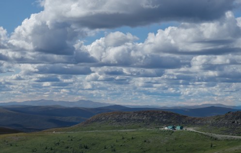 La frontera con Alaska asoma finalmente tras la cumbre de una montaña.
