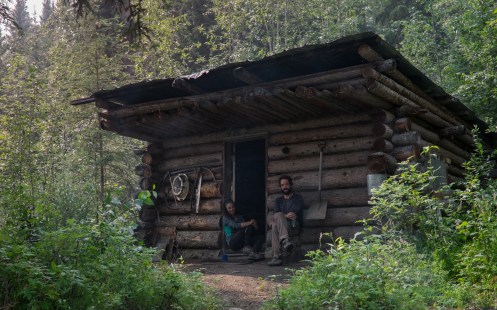 El Gold rush ha dejado mucho restos a lo largo del rio Yukon, las cabañas son algunos de los restos que se mantienen para uso de los viajeros en  la actualidad.