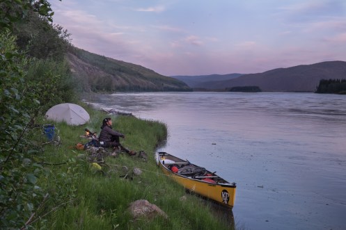 Campamento junto a la orilla.