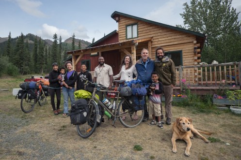 Jeffrey, a mi lado, nos invita a cenar y pasar la noche con su familia.