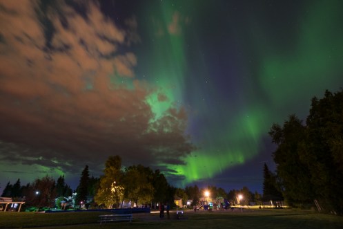 Aurora boreal desde la ciudad de Anchorage.